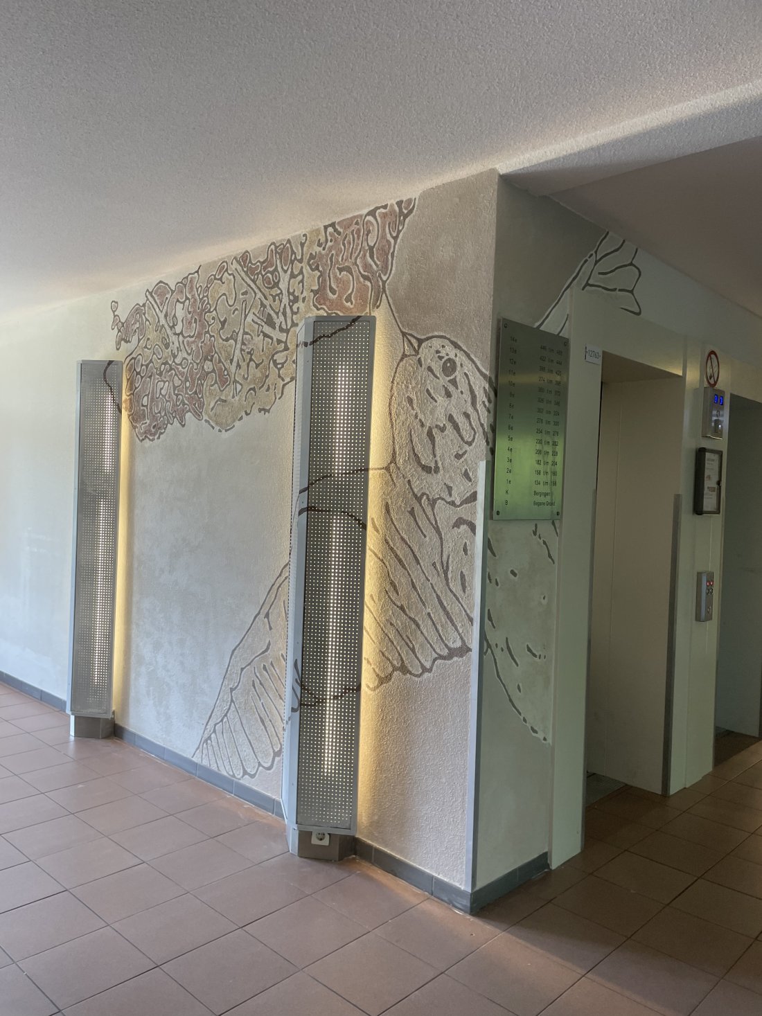 Ingang zwaluwlaan rechts beton wand sculptuur/ fresco