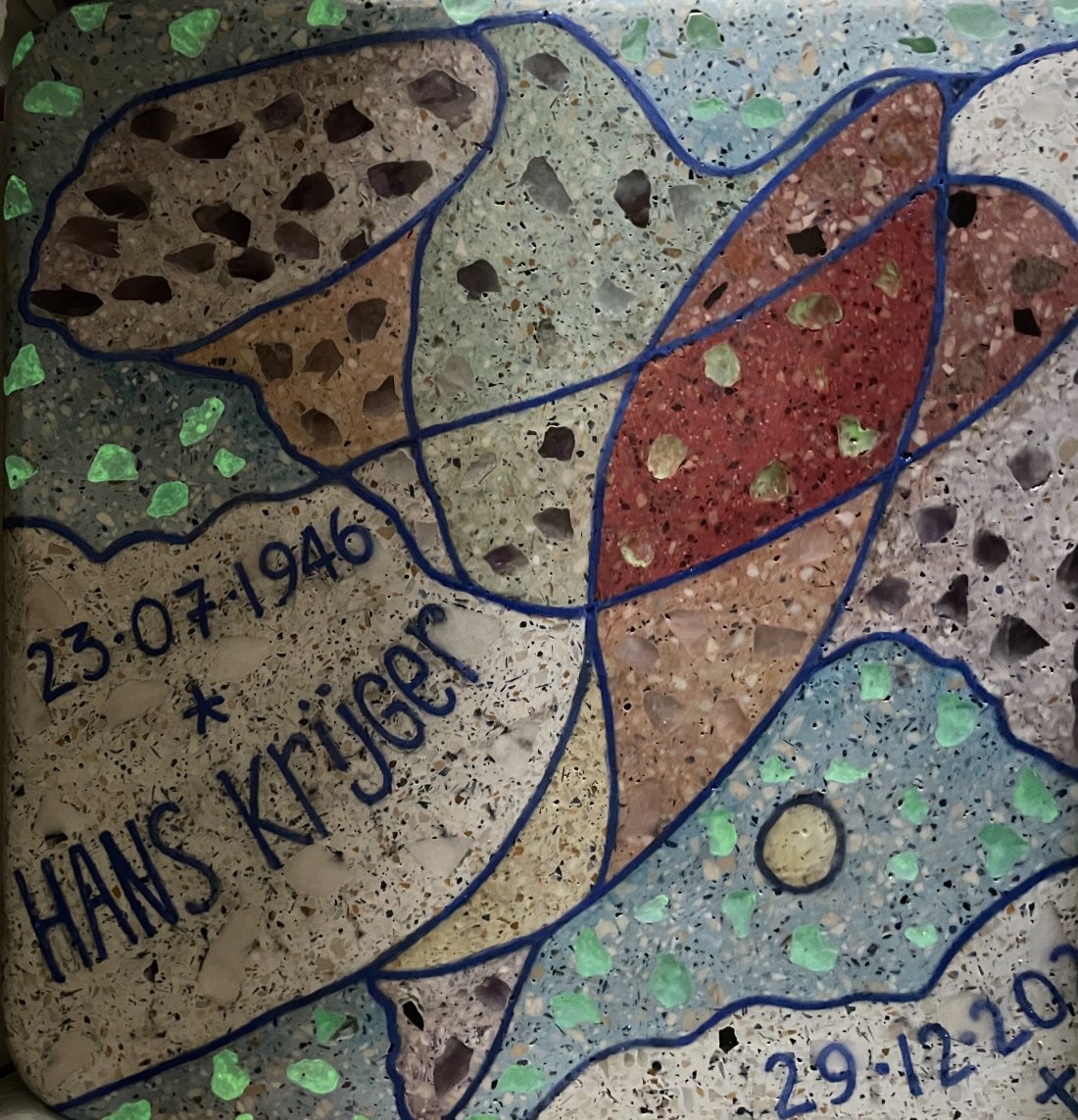 Klein grafmonument terazzotegel met halfedelsteen en glow in the dark